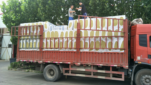 巖棉板發(fā)貨現(xiàn)場